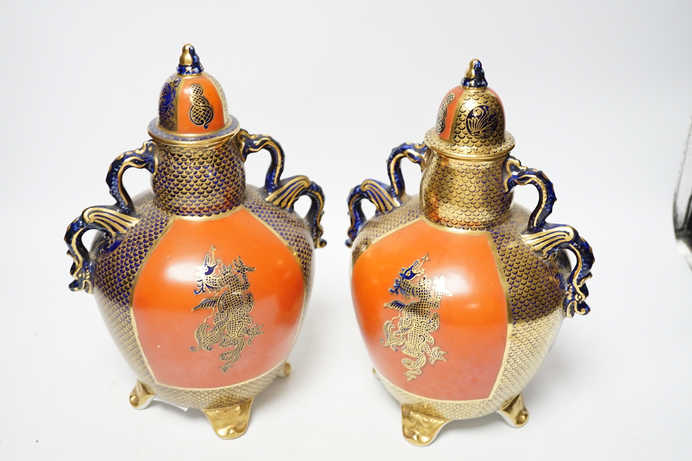 A pair of Masons Ironstone red, blue and gilt chinoiserie lidded vases, early 20th century, 25cm